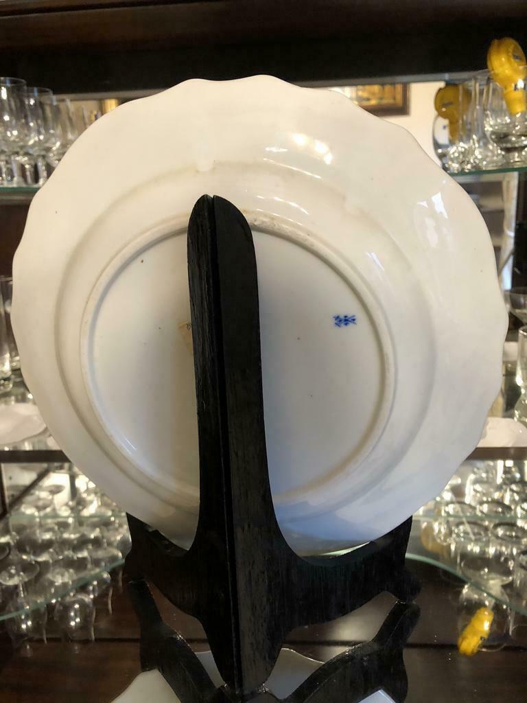 Assiette en porcelaine de Tournai avec marquage XVIII