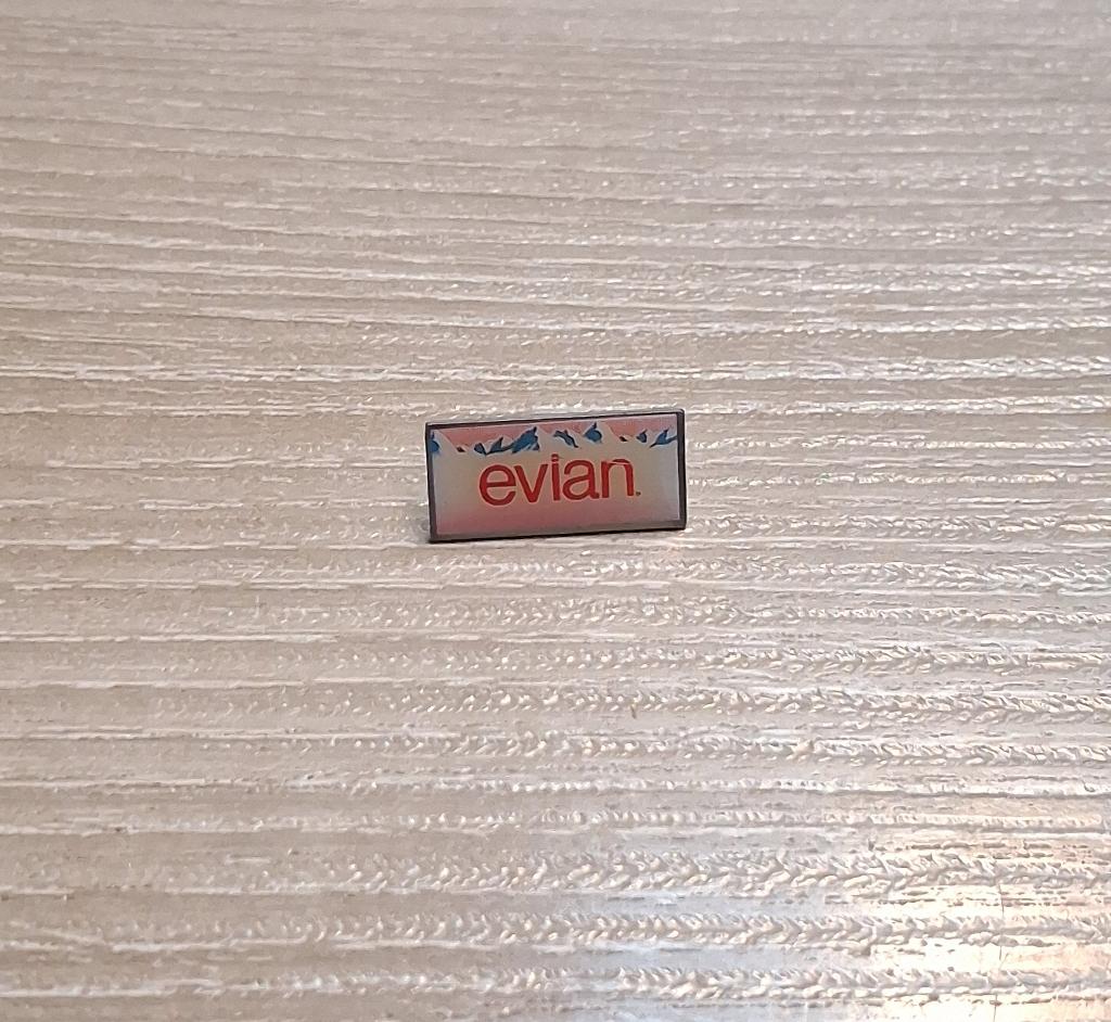 PIN - EVIAN - WATER - EAU MINÉRALE, Verzenden, Gebruikt, Merk, Speldje of Pin
