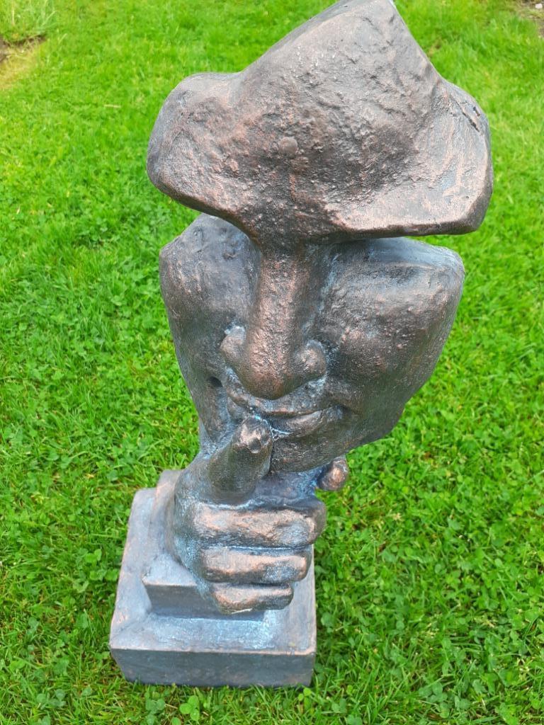 Grande statue en résine patinée bronze de qualité (le chut), Enlèvement, Neuf