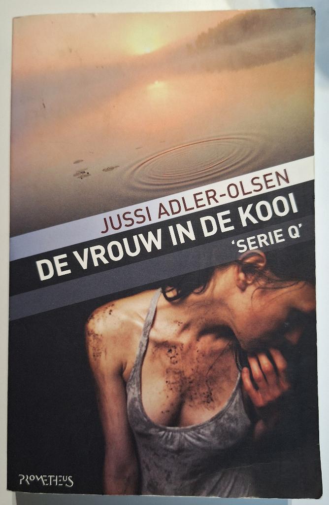 Jussi Adler-Olsen - De vrouw in de kooi, Boeken, Thrillers, Gelezen, België, Ophalen of Verzenden