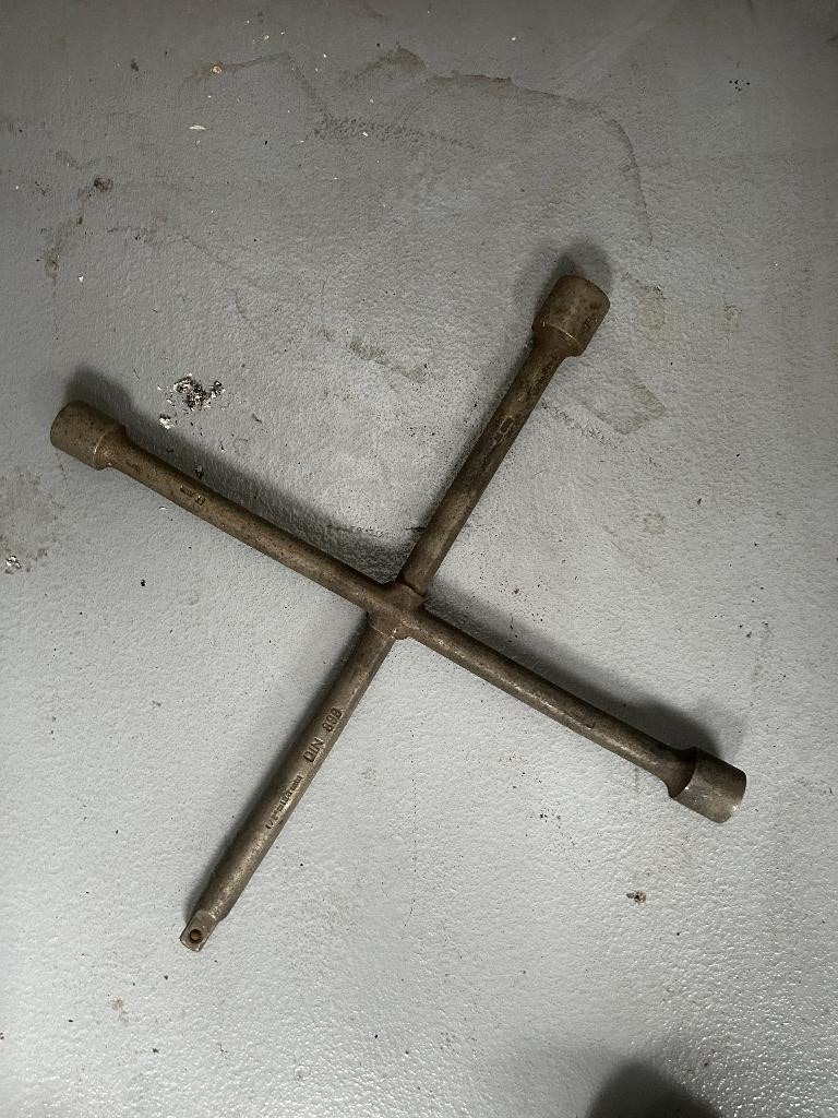 CLÉ À MOLETTE, CLÉ CRUCIFORME, Enlèvement