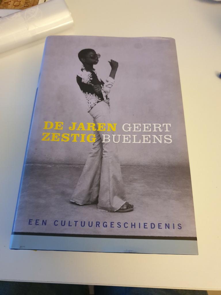 Geert Buelens - De jaren zestig.  Hardcover 880p., Livres, Livres Autre, Comme neuf, Enlèvement ou Envoi