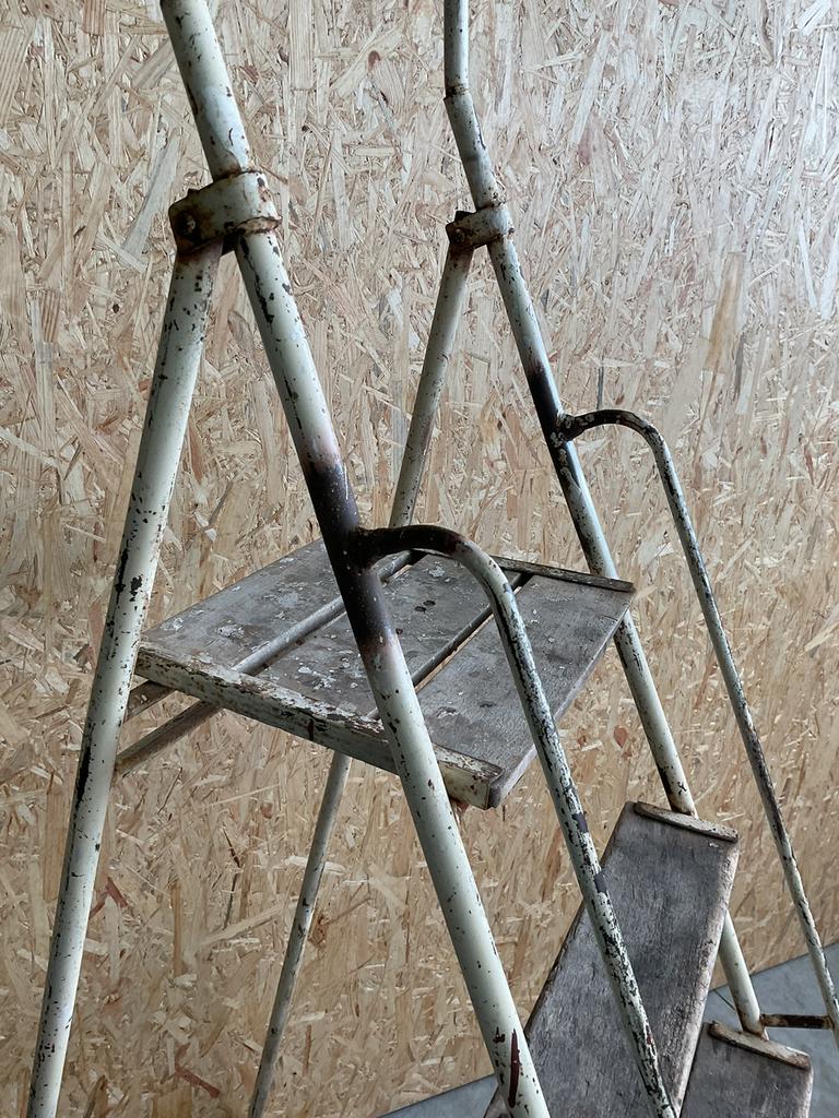 Vintage ijzeren ladder met 5 treden, Ophalen, Zo goed als nieuw, Ladder