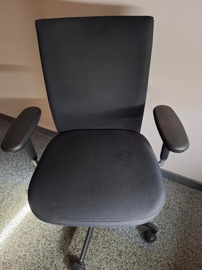 Chaise de bureau noire, Enlèvement