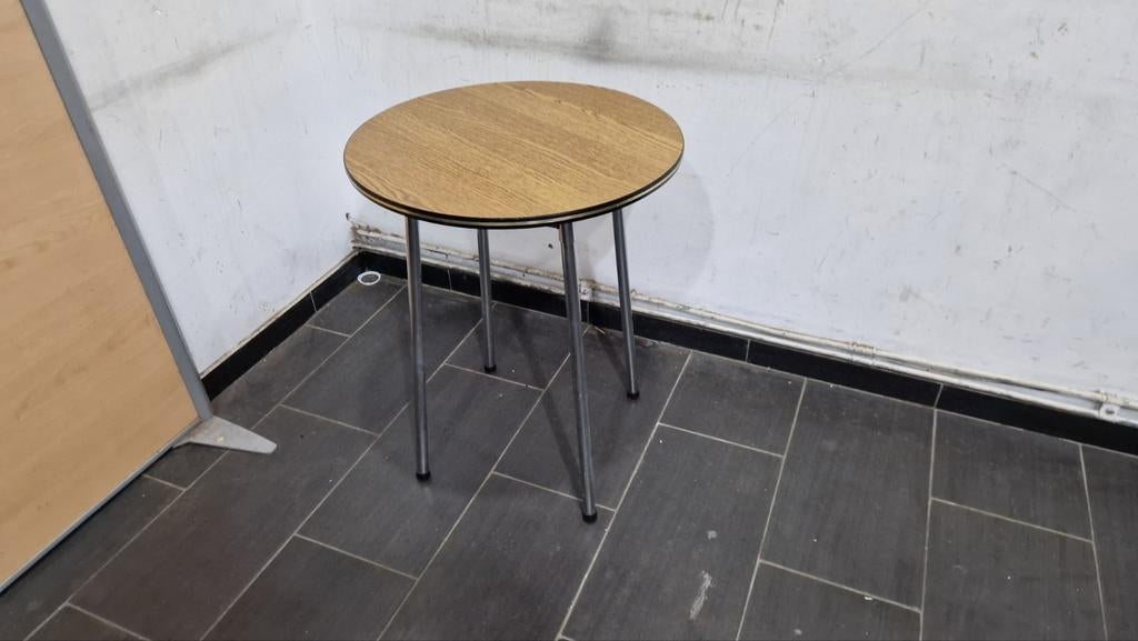 oude vintage formica tafel bruine kleur 60cm jaar, Huis en Inrichting, Ophalen of Verzenden, Zo goed als nieuw
