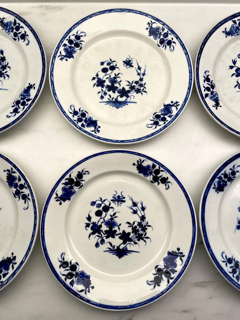 7 zachte porseleinen dinerborden uit Doornik met vliegendeco, Antiek en Kunst, Ophalen of Verzenden