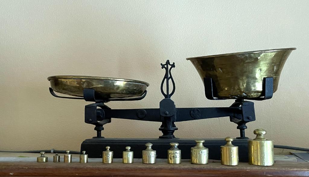 balance en cuivre antique avec quelques poids calibrés, Enlèvement
