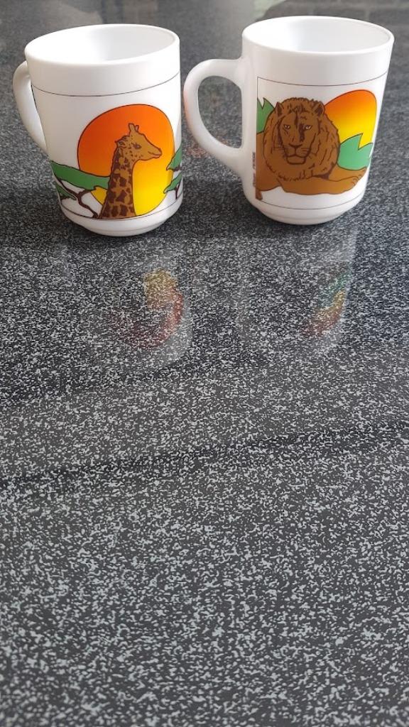 2 vintage mokken met dieren uitgegeven door Dixan Persil., Overige materialen, Overige typen, Nieuw, Ophalen of Verzenden
