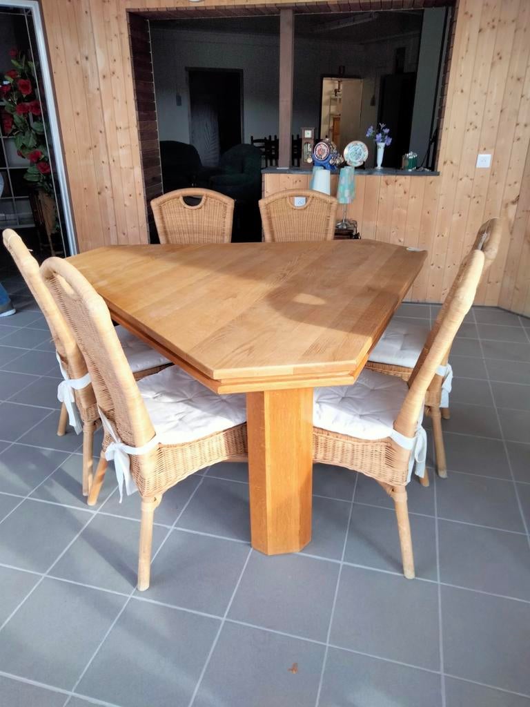 Table à manger en chêne avec 6 chaises en rotin en très bon, Maison & Meubles, Salles à manger complètes, Enlèvement