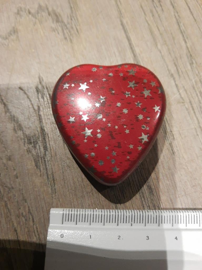 Klein metalen doosje in hartvorm, Verzamelen, Ophalen of Verzenden