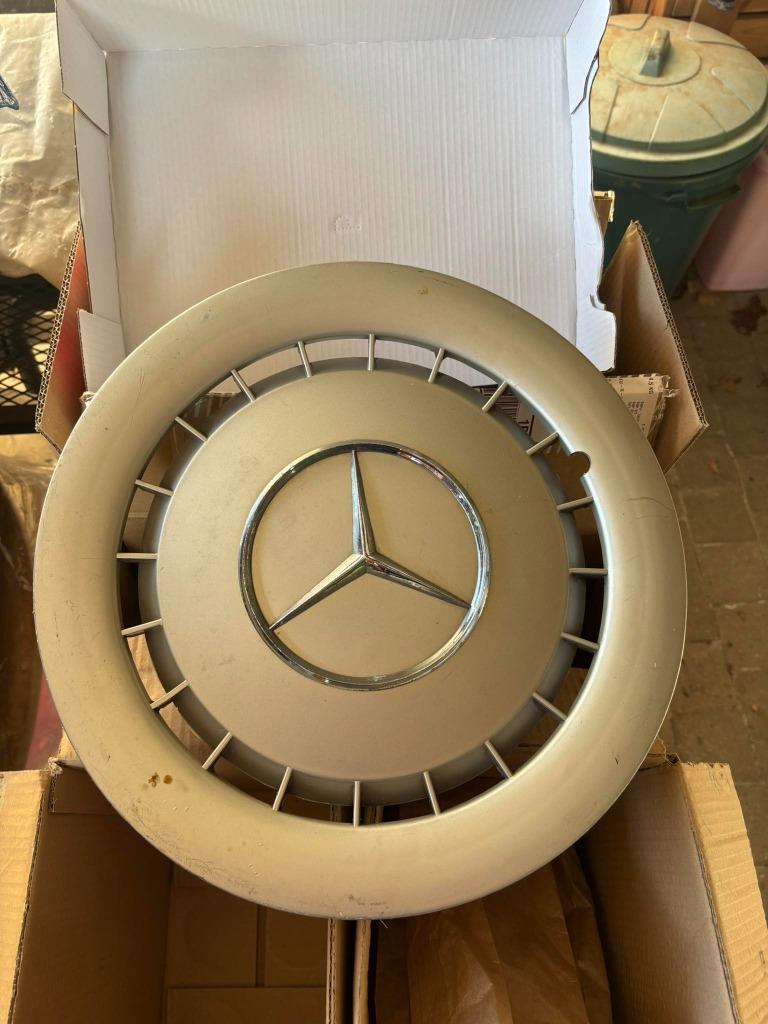 Oud Mercedes wieldeksel, Enlèvement ou Envoi, Utilisé