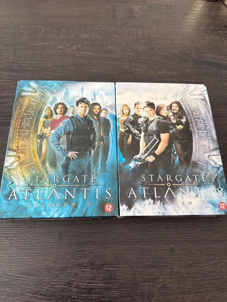 Stargate Atlantis seizoen 2 & 3 dvd box – goede staat, Ophalen, Zo goed als nieuw