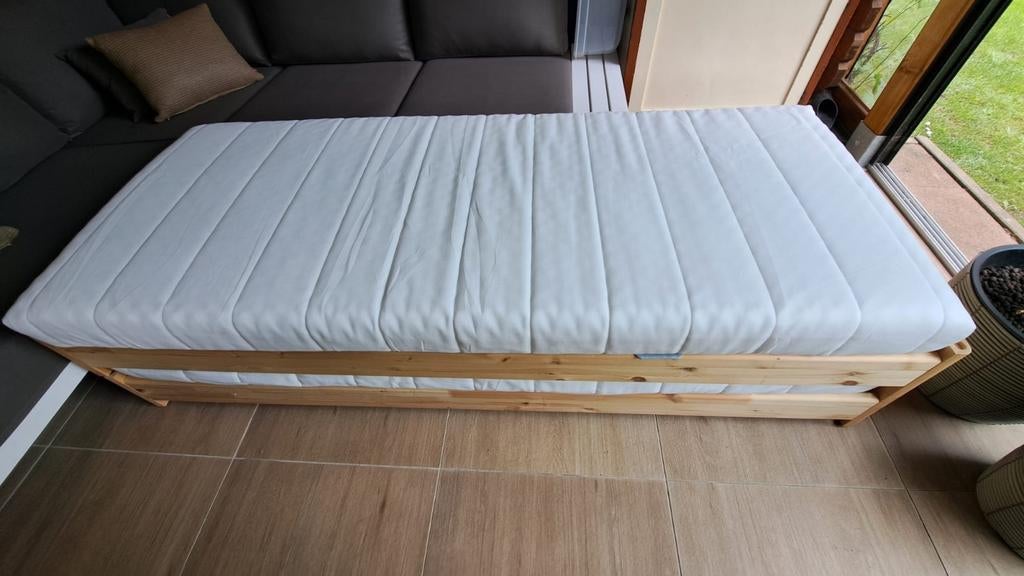 Stapelbare bedden met matrassen, Huis en Inrichting, Ophalen
