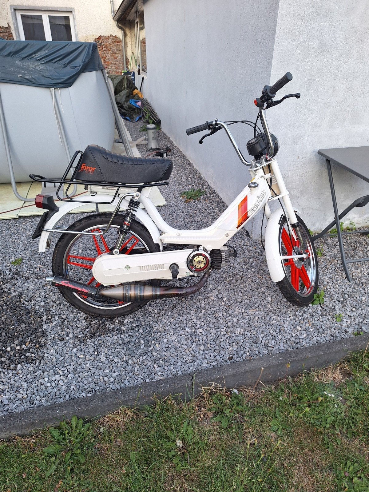 Honda camino refait en sport classe b, Réservoir