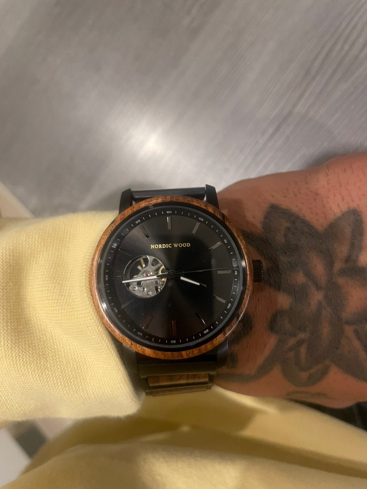 Montre nordique en bois, Bijoux, Sacs & Beauté, Montres | Hommes, Neuf, Autres marques, Enlèvement ou Envoi, Autres matériaux