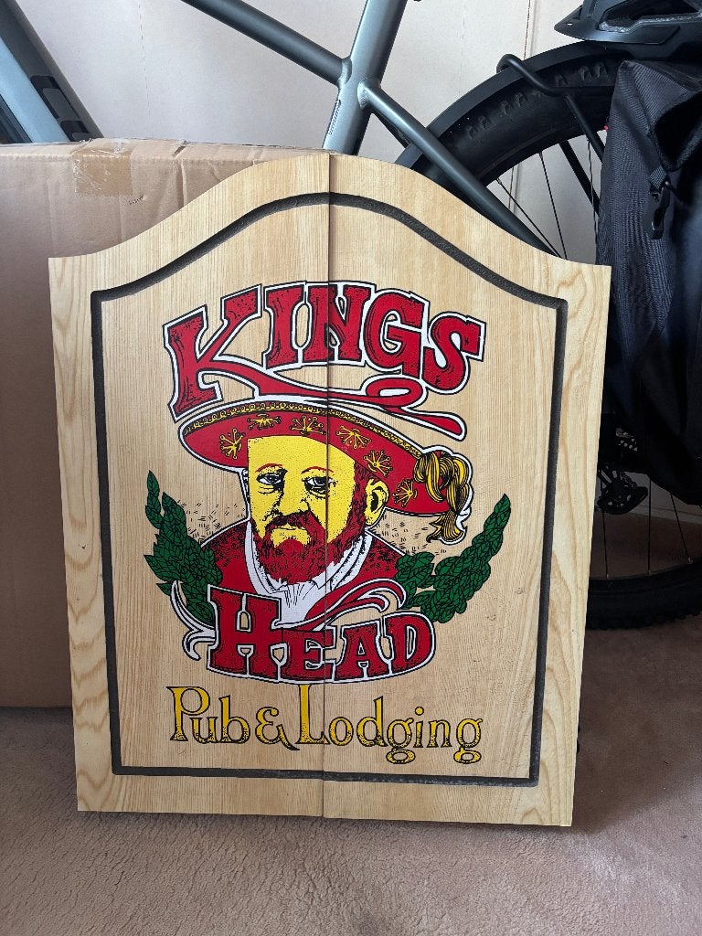 Armoire à fléchettes en bois Kings Head avec 6 fléchettes, Enlèvement, Utilisé, Cible de fléchettes