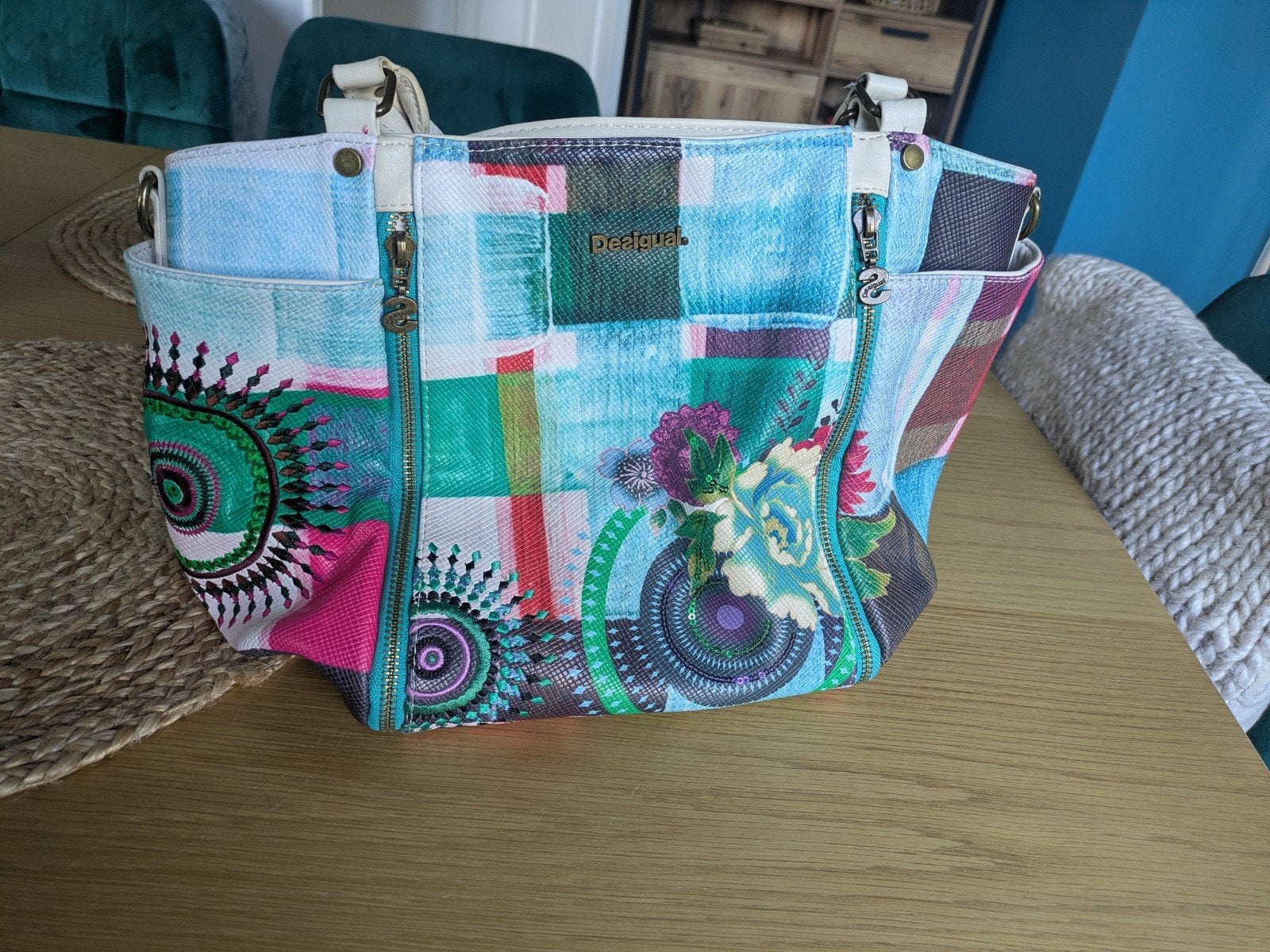 Sac à main Desigual coloré, excellent état. Jeté dans 24h, Ophalen, Handtas