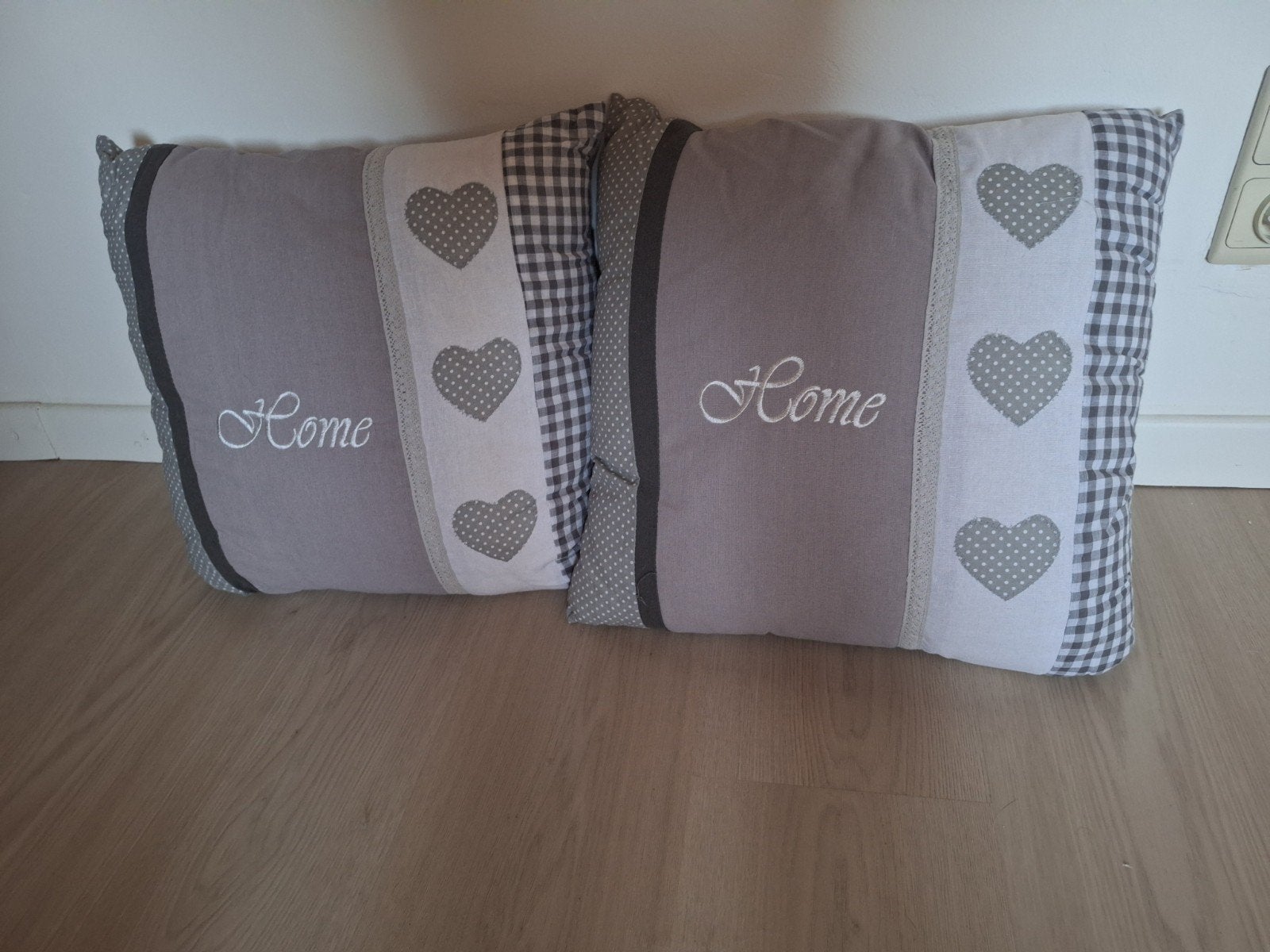 2 coussins décoratifs neufs HOME Décoration Taupe, Neuf, Coussin décoratif, Gris, Carré