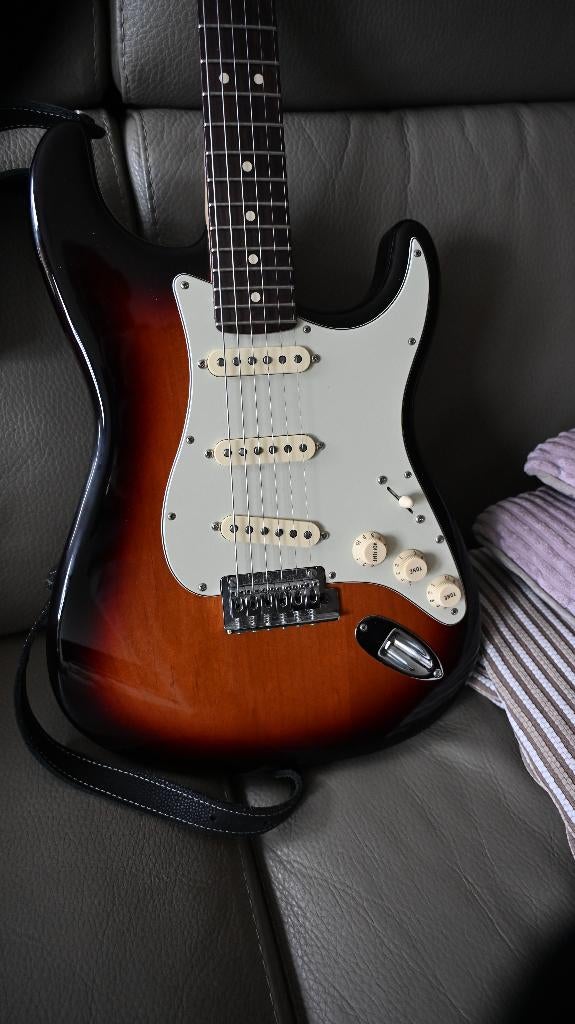 Fender Stratocaster AM Pro RW 3TS  (made in USA), Musique & Instruments, Instruments à corde | Guitares | Électriques, Enlèvement