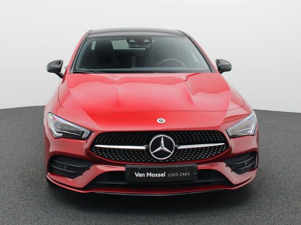 Mercedes-Benz CLA 200 AMG Line Coupé + PANORAMISCH DAK + MU, Stof, Zwart, 4 cilinders, 715 kg