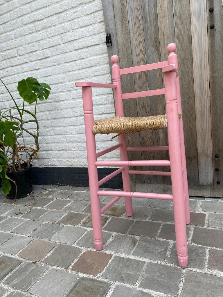 Houten retro/vintage kinderstoel – Roze met strooien zitting, Kinderen en Baby's, Ophalen, Gebruikt, Overige typen, Aanschuifbaar