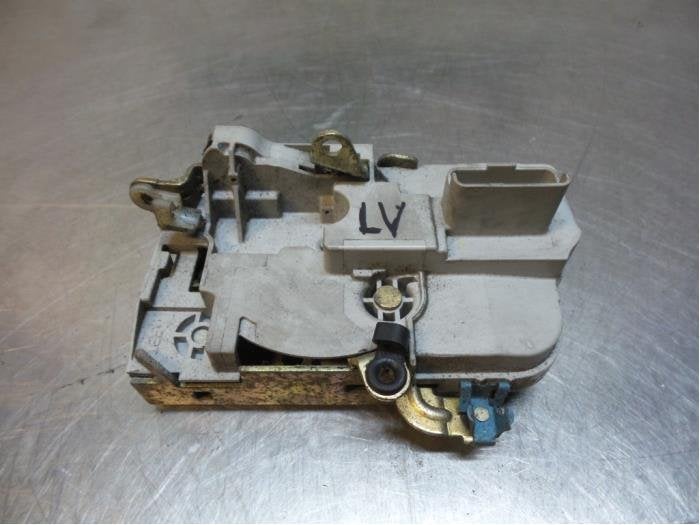 Serrure portière mécanique 2portes gauche d'un Peugeot Par, Autos : Pièces & Accessoires, -, 3 mois de garantie, Utilisé, -