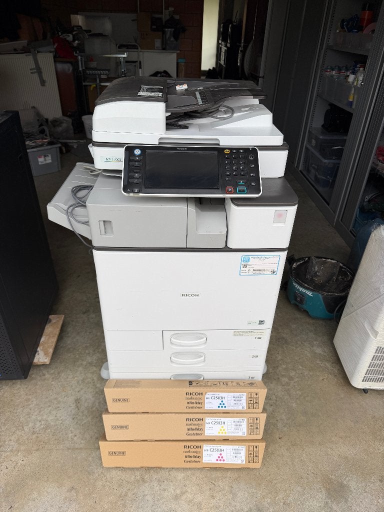 Kantooropruiming: kopieermachine + IT/serverkast, Ophalen, Zo goed als nieuw