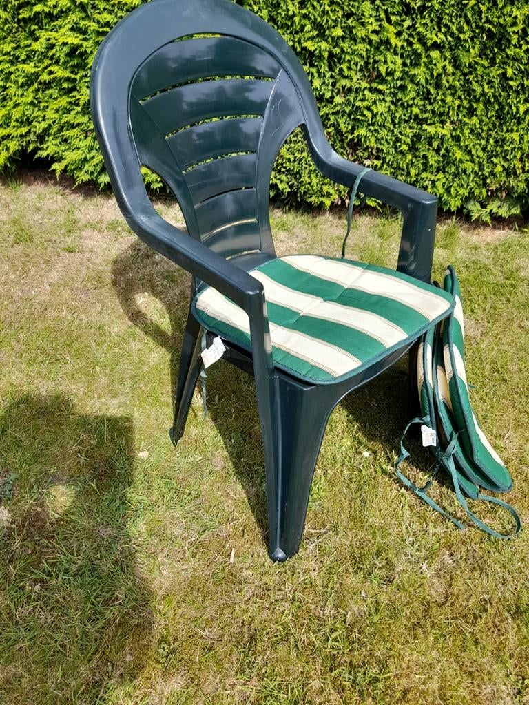 4 groene tuinstoelen met kussentjes, Ophalen