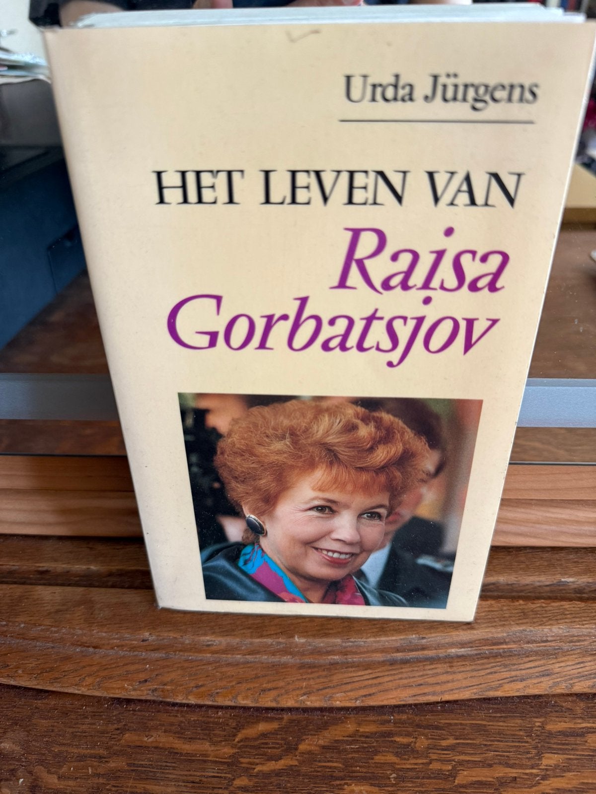 La vie de Raisa Gorbatchev, Enlèvement ou Envoi, Comme neuf, Politique