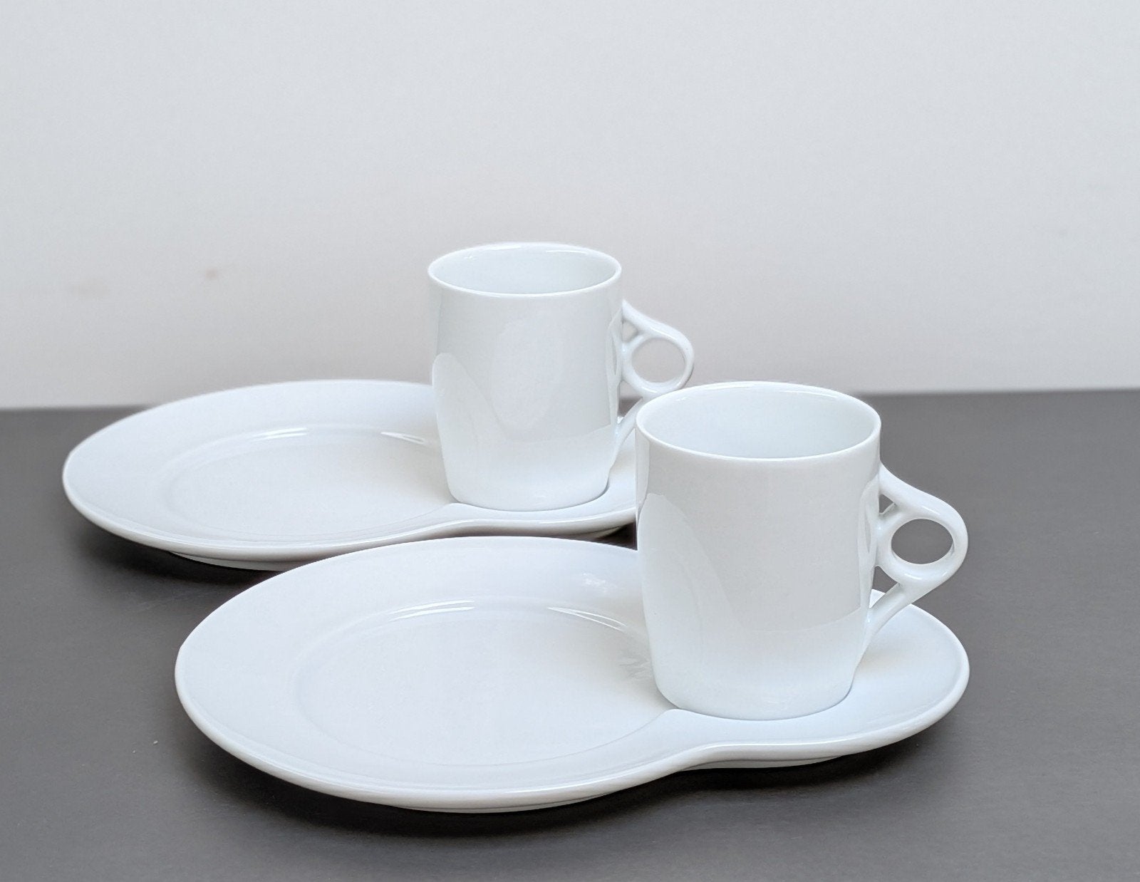 2 tasses et sous-tasses pour café/thé gourmand. Blanches., Maison & Meubles, Cuisine | Vaisselle, Comme neuf, Tasse(s) et/ou soucoupe(s)