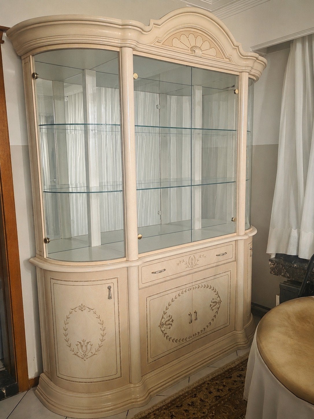 Vitrine kast, Ophalen