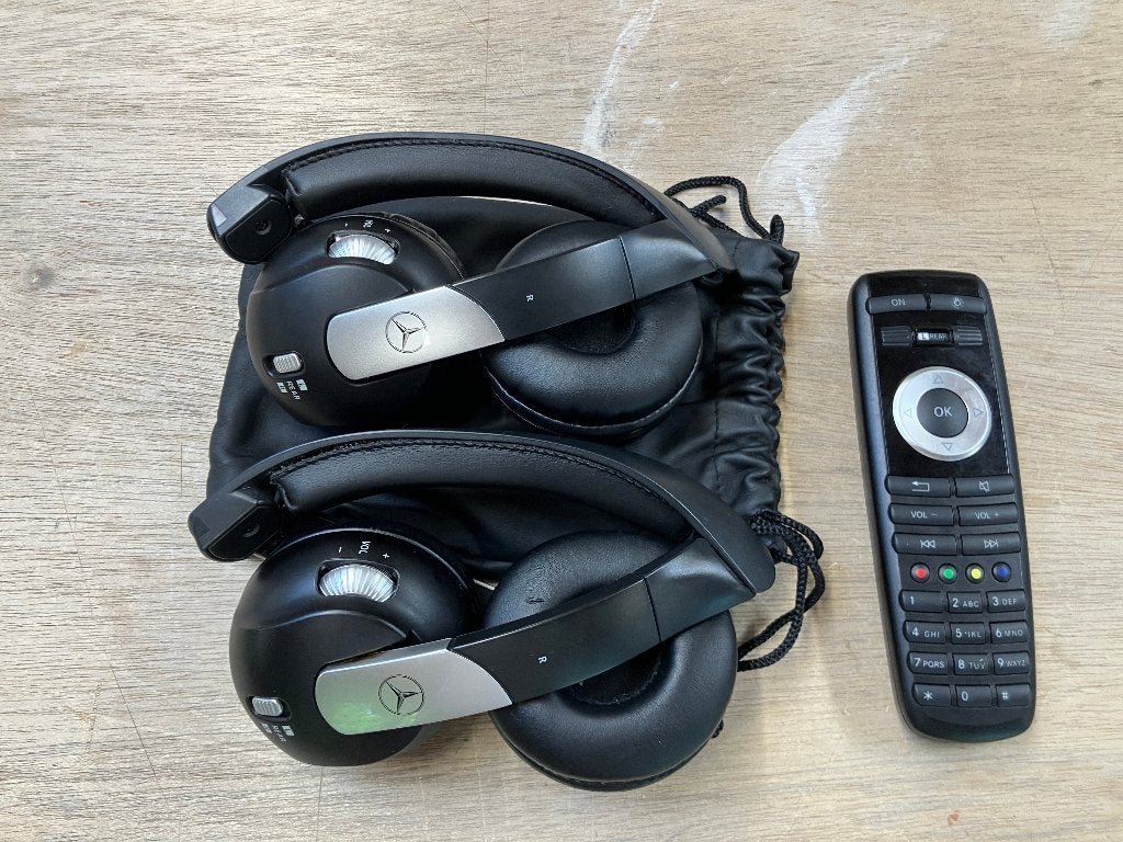 Ensemble de 2 casques/écouteurs Mercedes + télécommande, Enlèvement ou Envoi, Comme neuf