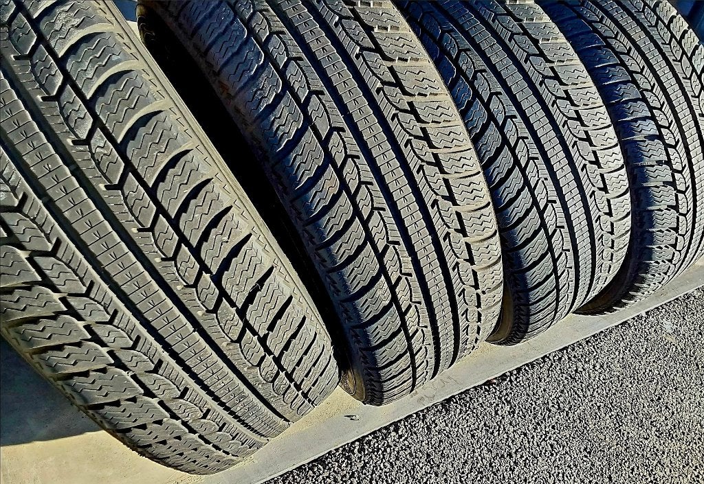 Bons pneus hiver 205/50-16 avec des jantes Mazda, Pneus et Jantes, Pneus hiver, 16 pouces, 205 mm