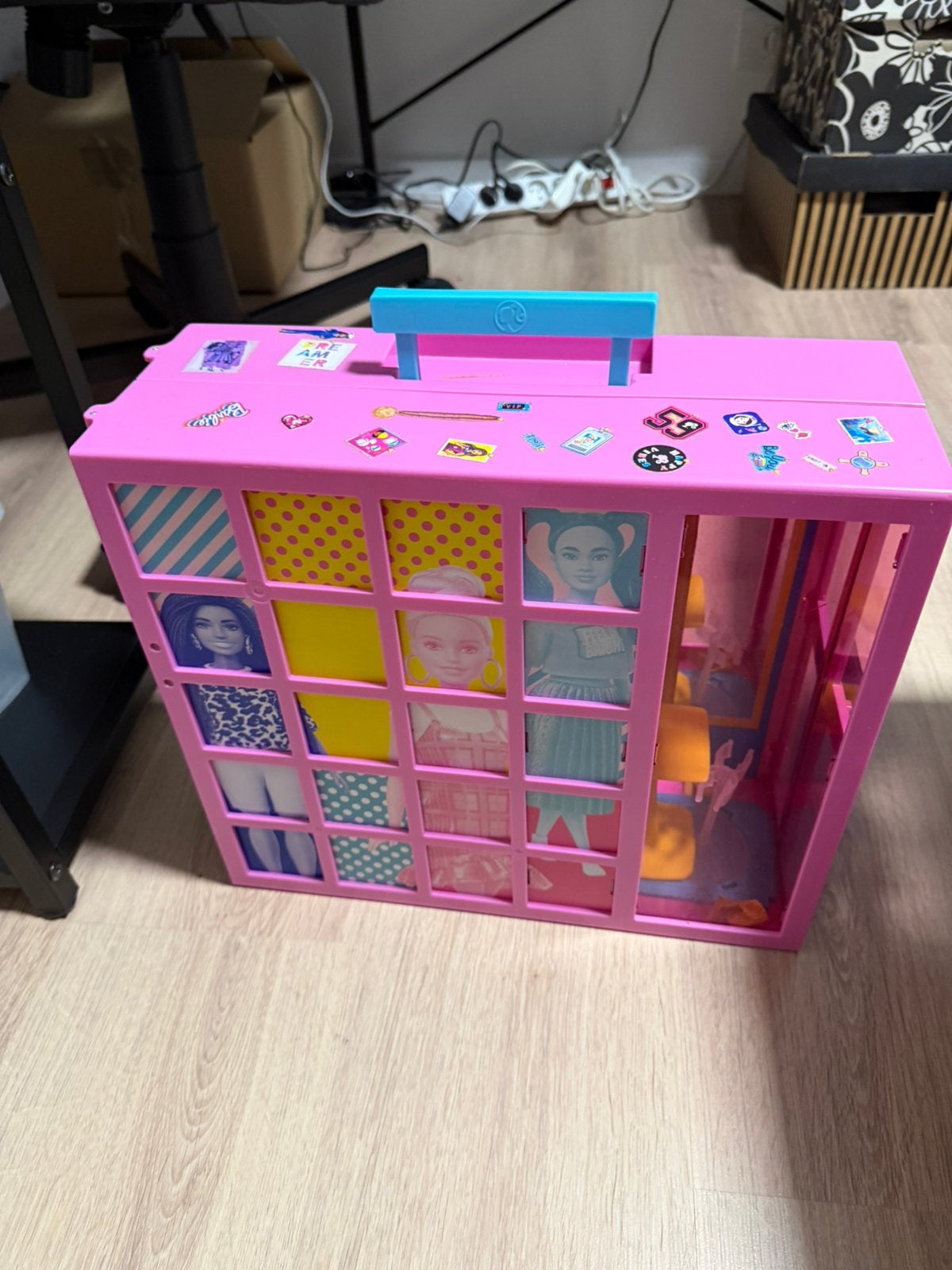 Barbie en LOL poppen en barbiekleedkast, Ophalen, Zo goed als nieuw, Barbie
