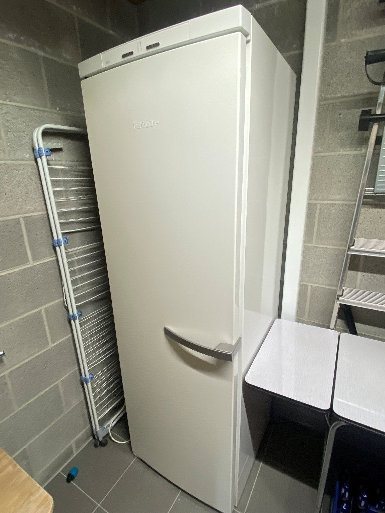 Congélateur vertical Miele FN12820S de 304L, Elektronische apparatuur, Vriezers en Diepvrieskisten, Gebruikt, Tussenbouw, Vrieskast