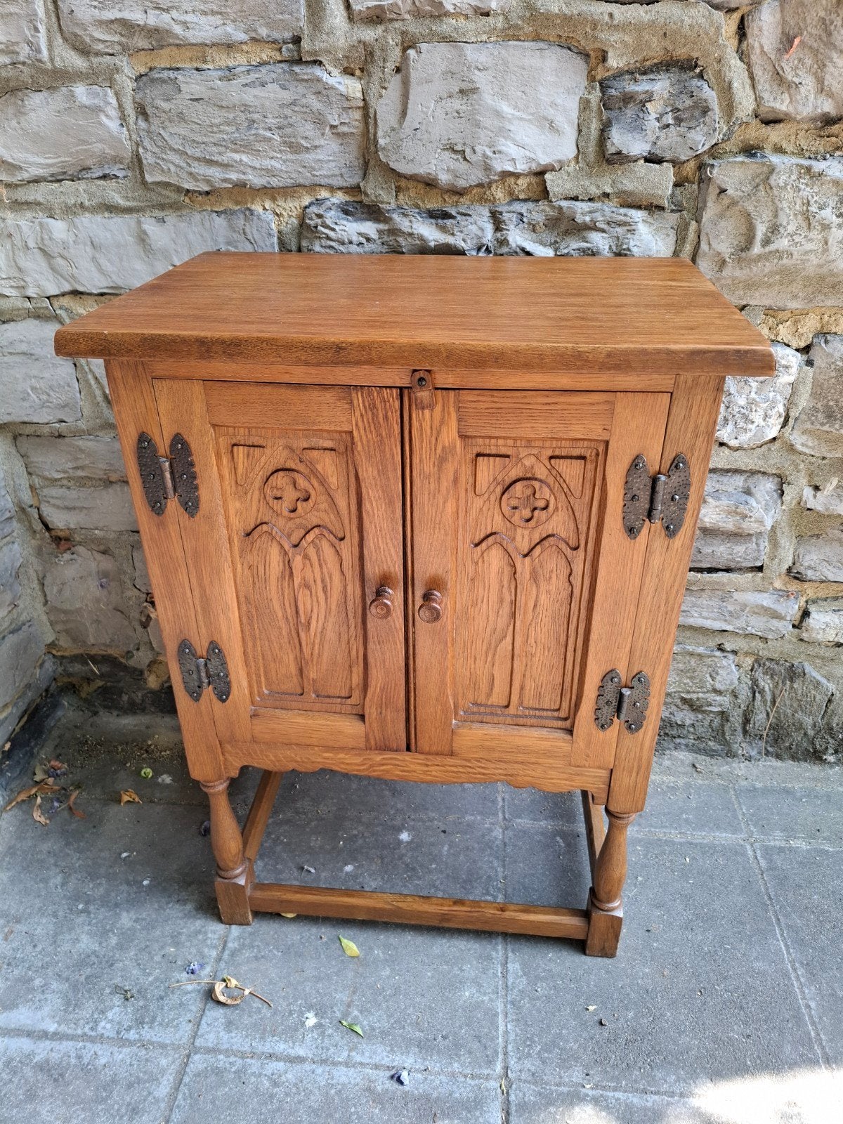Petit meuble d'appoint en chêne massif – Style gothique, Enlèvement