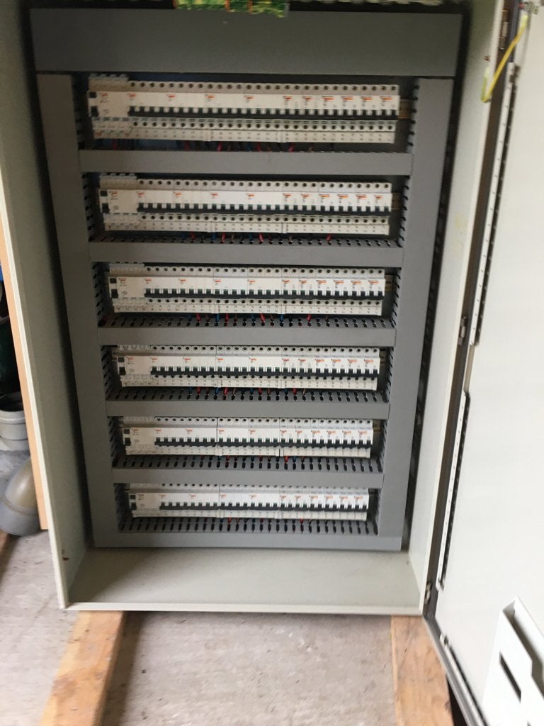 Industriële Metalen zekeringkast met inhoud 3x400 volt + N, Ophalen, Gebruikt