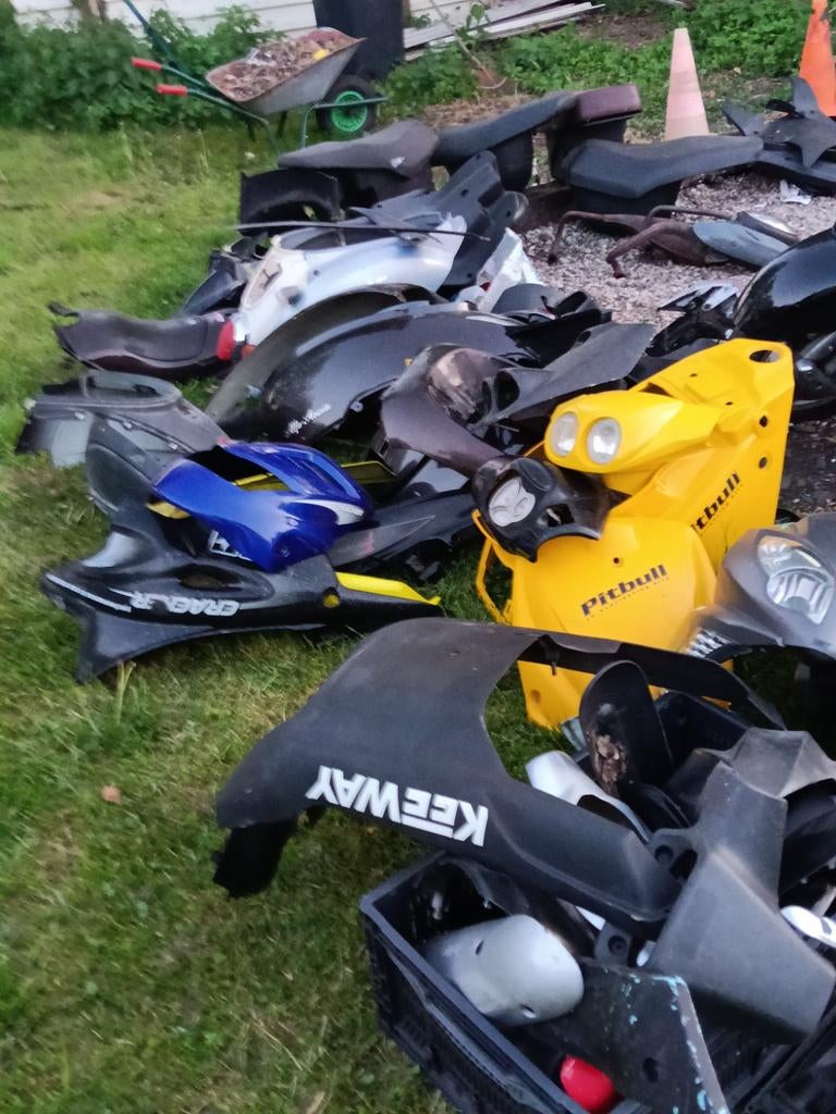 Scooters onderdelen zadels uitlaten banden noemt maar op, Ophalen