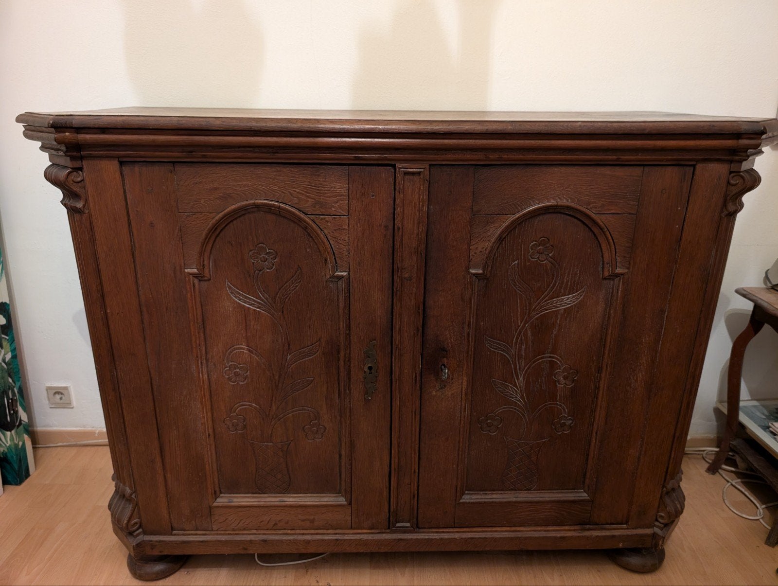 Houten dressoir, Ophalen