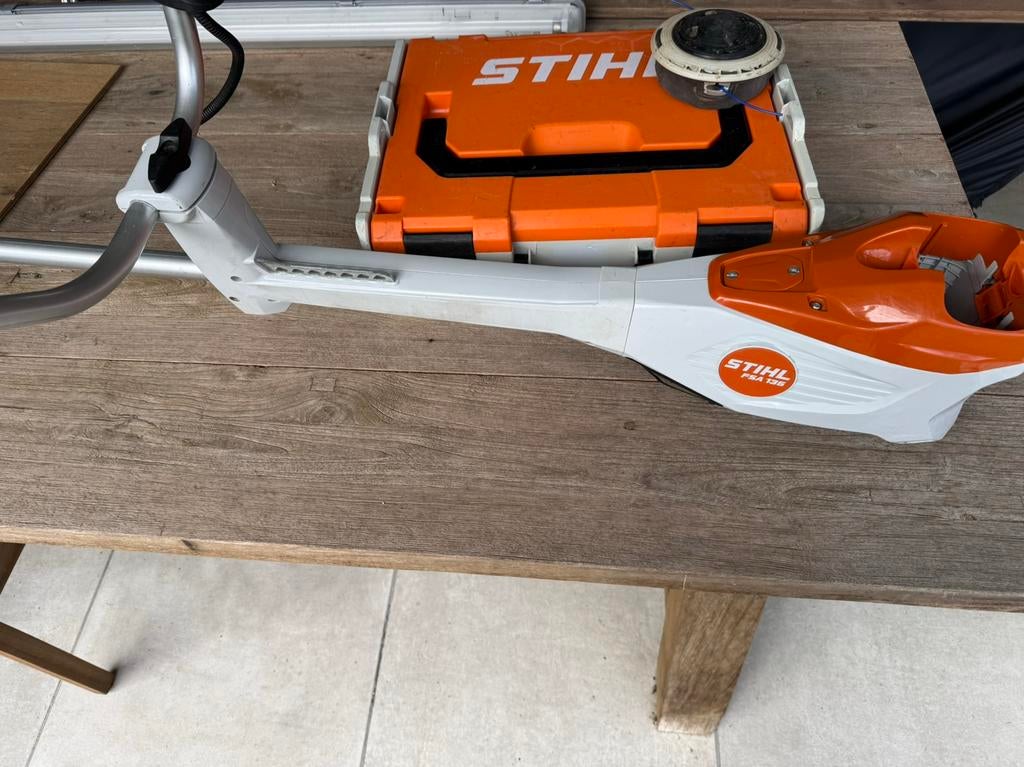 Stihl fsa 135 accu bosmaaier + powerbox, Ophalen, Zo goed als nieuw, 10 tot 30 cm, Accu