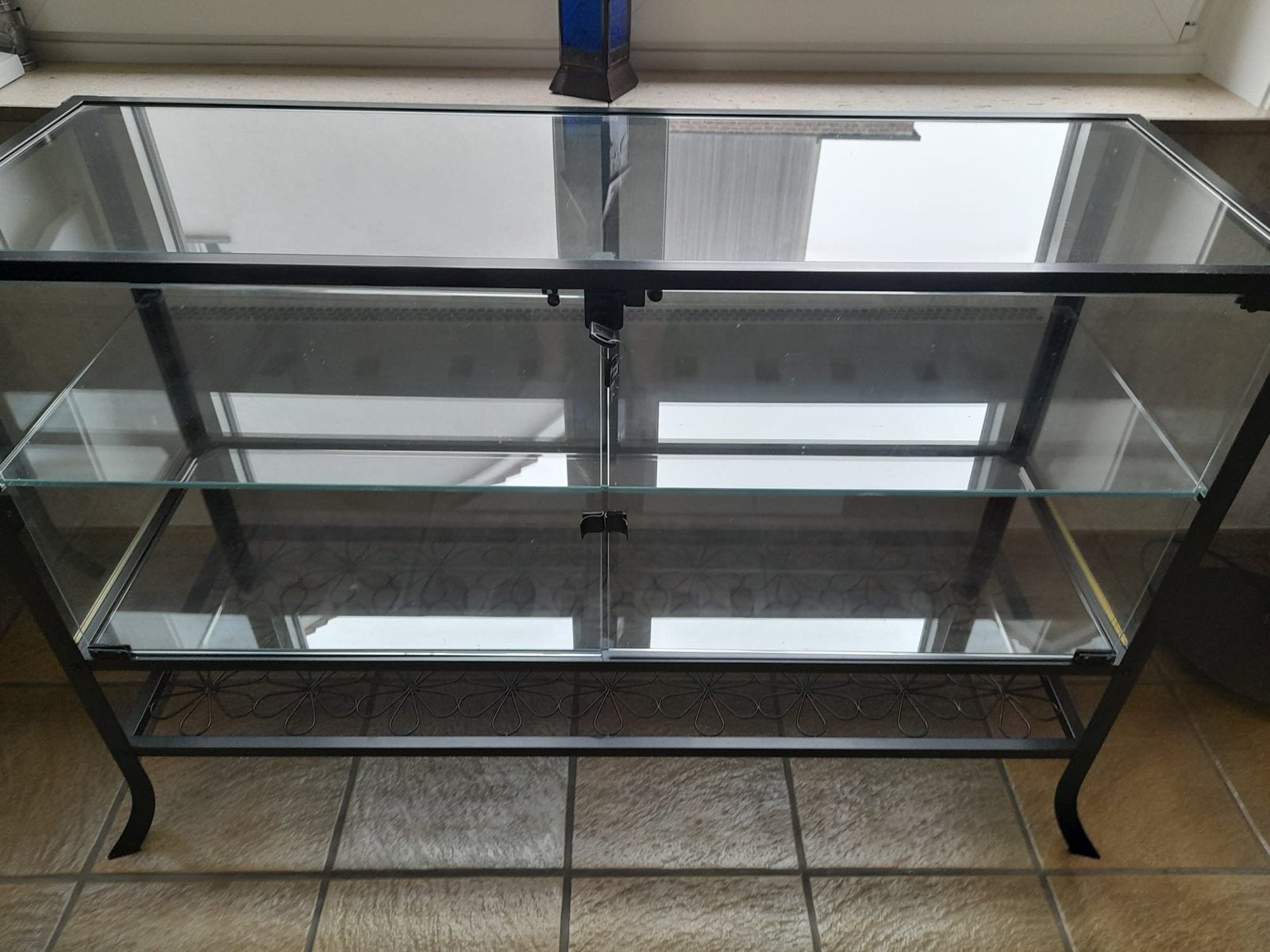 Langwerpige vitrine met smeedijzer, Ophalen, Zo goed als nieuw