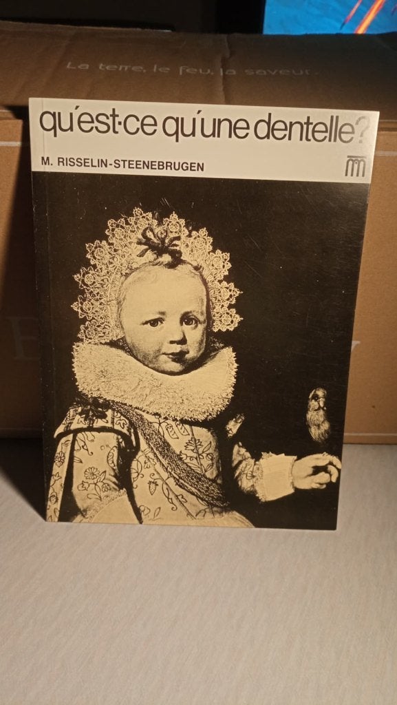 Livre Qu'est ce qu'une dentelle?, Broderie ou Couture, Enlèvement ou Envoi, Risselin, Utilisé