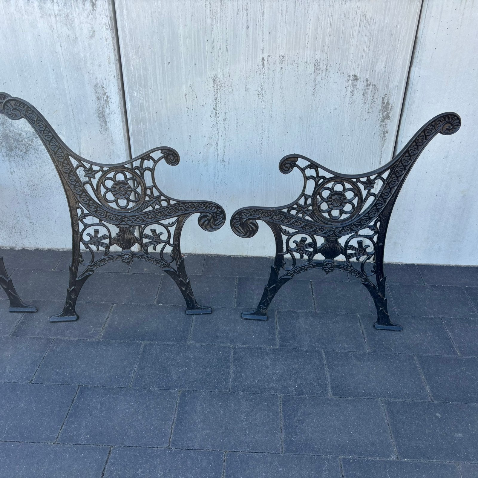 2 sets gietijzeren zijkanten tuinbank, Tuin en Terras, Ophalen, Zo goed als nieuw