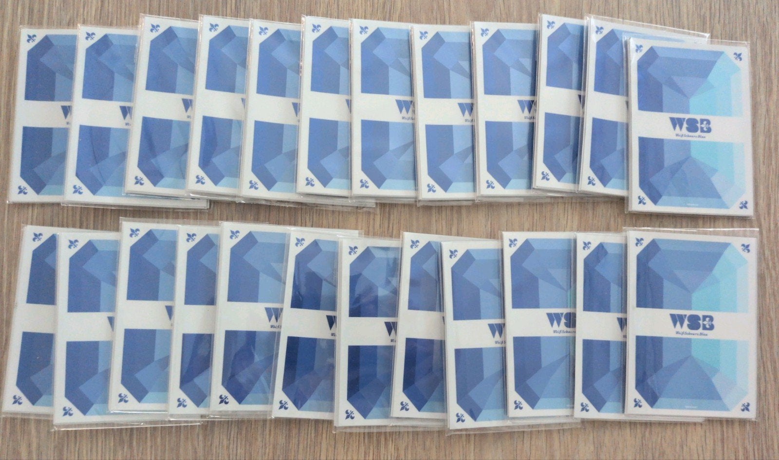 24 zakjes sleeves (5sleeves per zakje) van Weiss Schwarz, Ophalen of Verzenden, Nieuw, Sleeves of Kaarthoesjes
