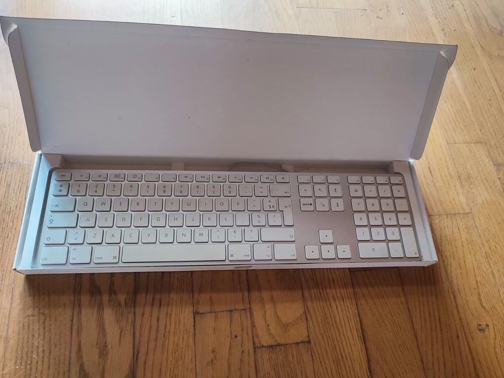 Apple Magic toetsenbord numeriek in doos, Computers en Software, Ophalen, Ergonomisch, Azerty, Zo goed als nieuw