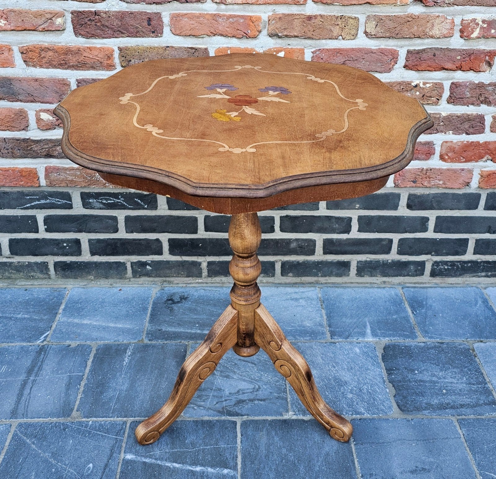 Table à vin en chêne restaurée avec incrustation de fleurs., Antiquités & Art, Antiquités | Meubles | Tables, Enlèvement