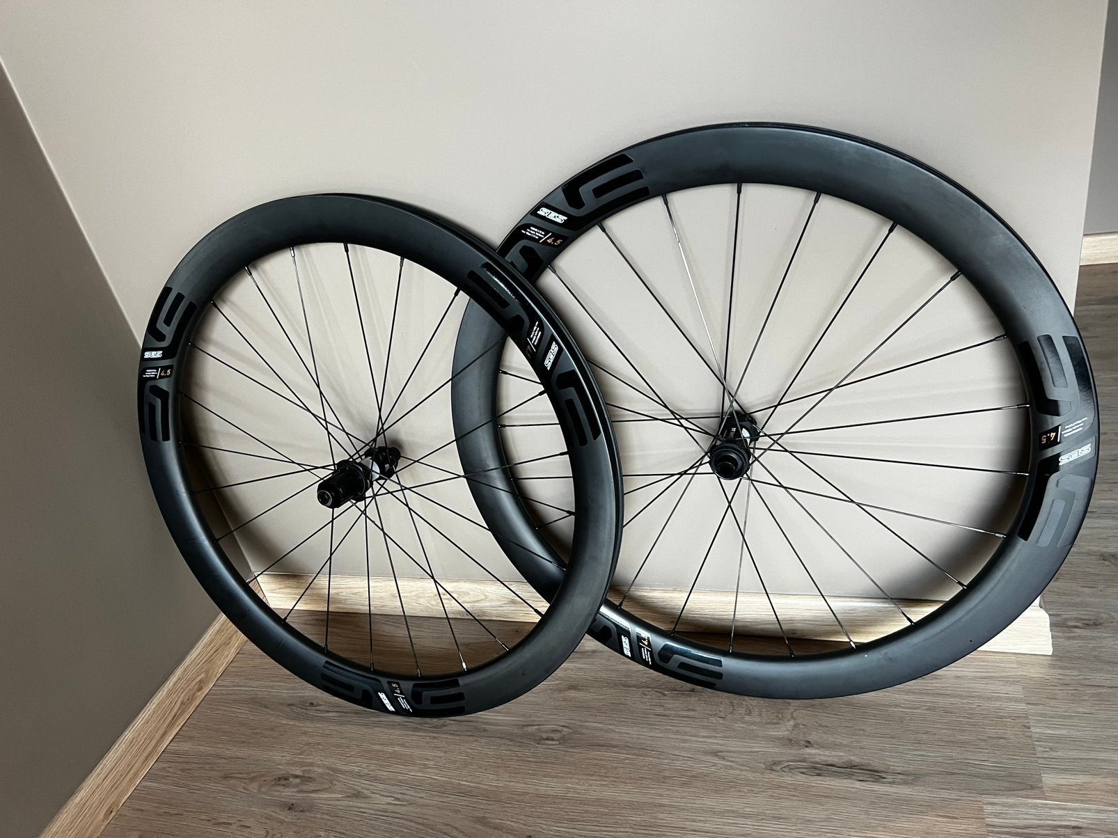 Roues en carbone avec moyeux DT swiss 350, Vélos & Vélomoteurs, Enlèvement, Comme neuf, Carbone