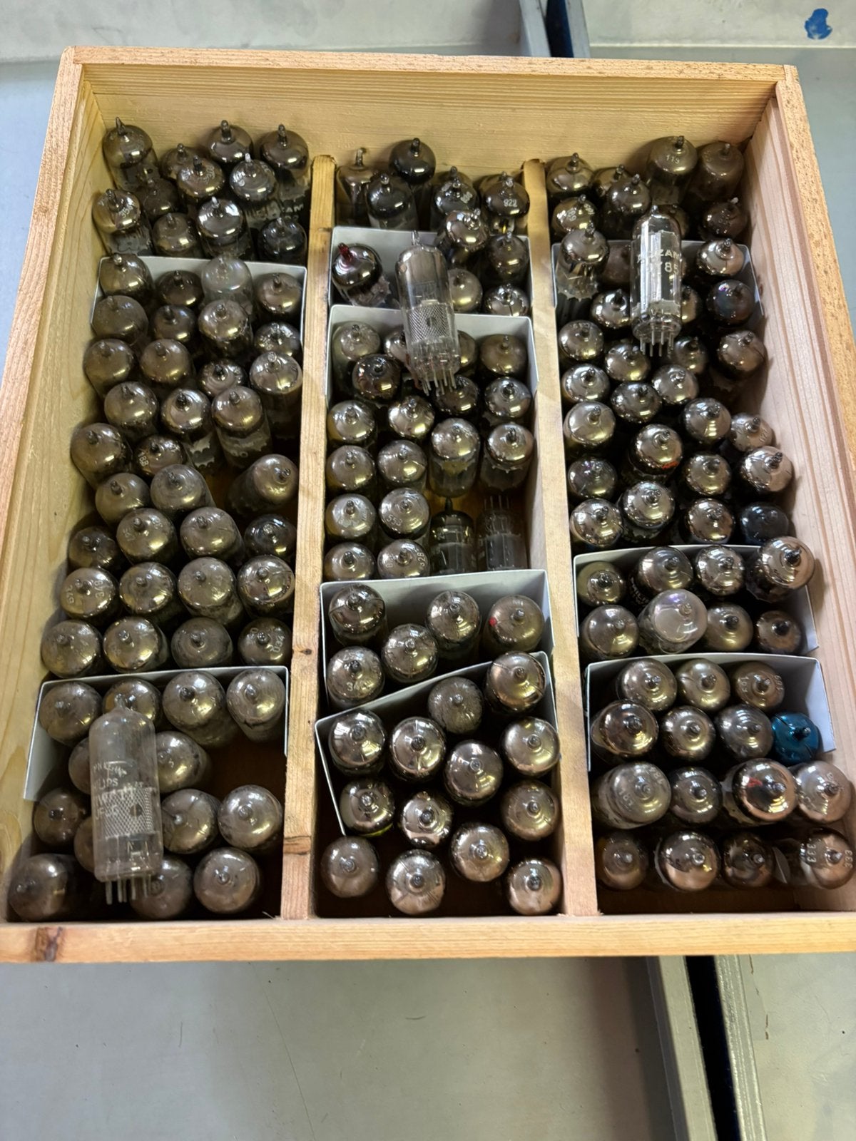 Lot de ~90 tubes électroniques / lampes radio anciennes, Enlèvement, Utilisé