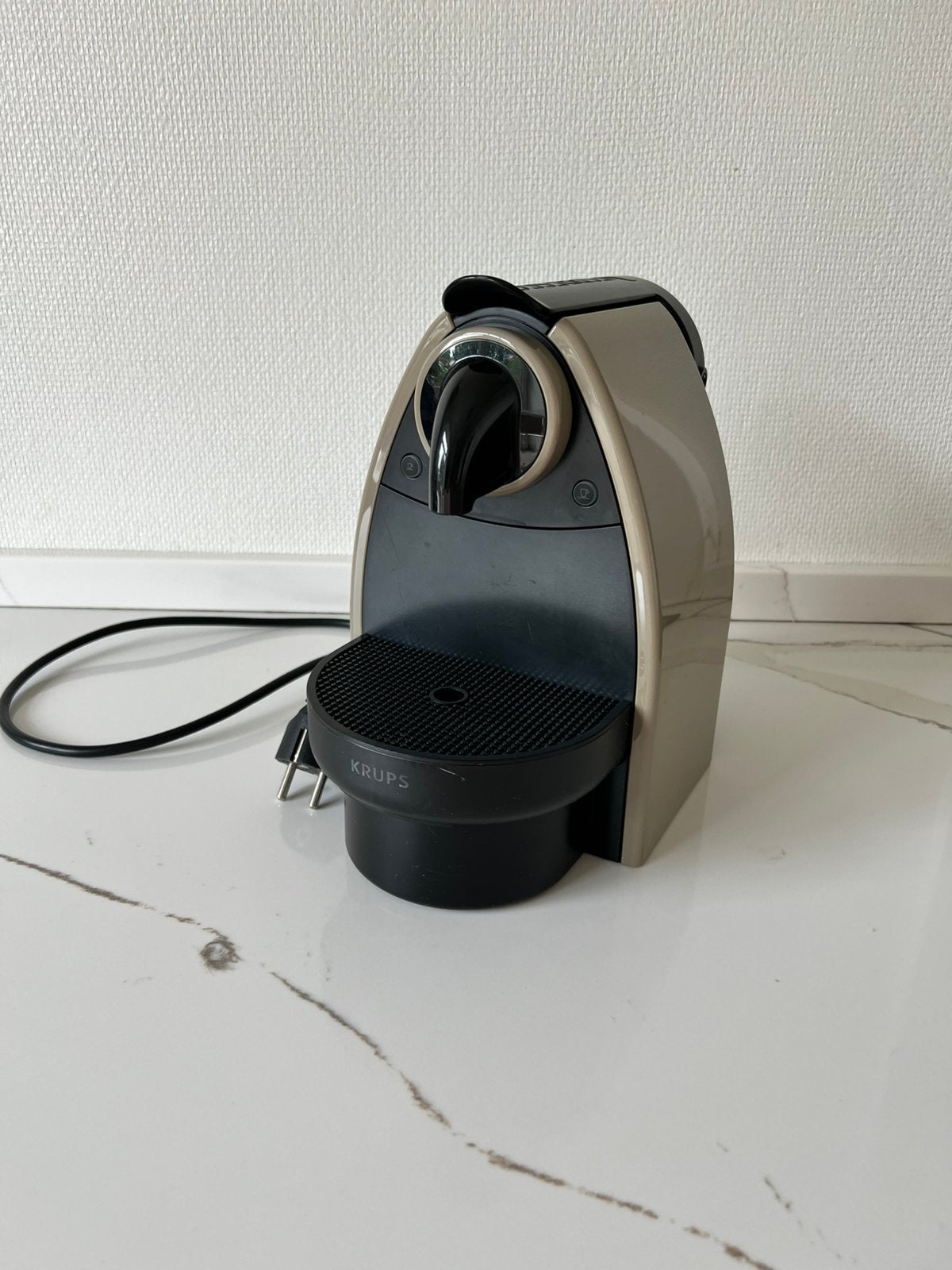 NESPRESSO Essenza de Krups, Machine à espresso, Réservoir d'eau amovible, Dosettes et capsules de café, Utilisé