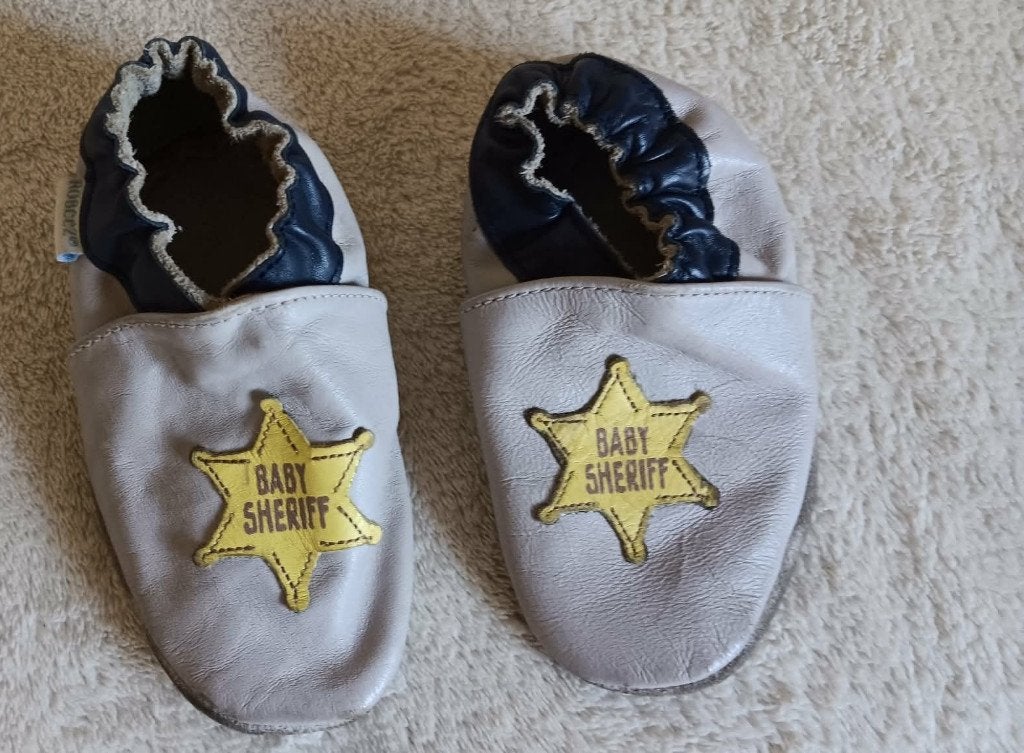 Slofjes Robeez beige/grijs (ongeveer maat 22), Enfants & Bébés, Vêtements de bébé | Chaussures & Chaussettes, Garçon, Robeez, Enlèvement